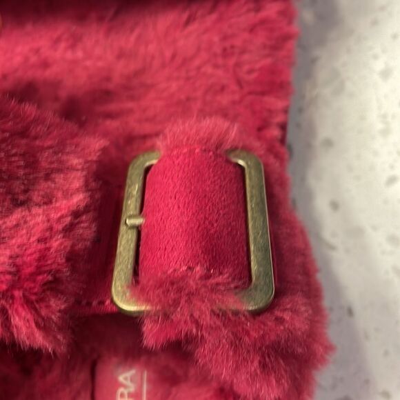 Koolaburra Ugg woman’s raspberry fuzzy sandals - Picture 14 of 14